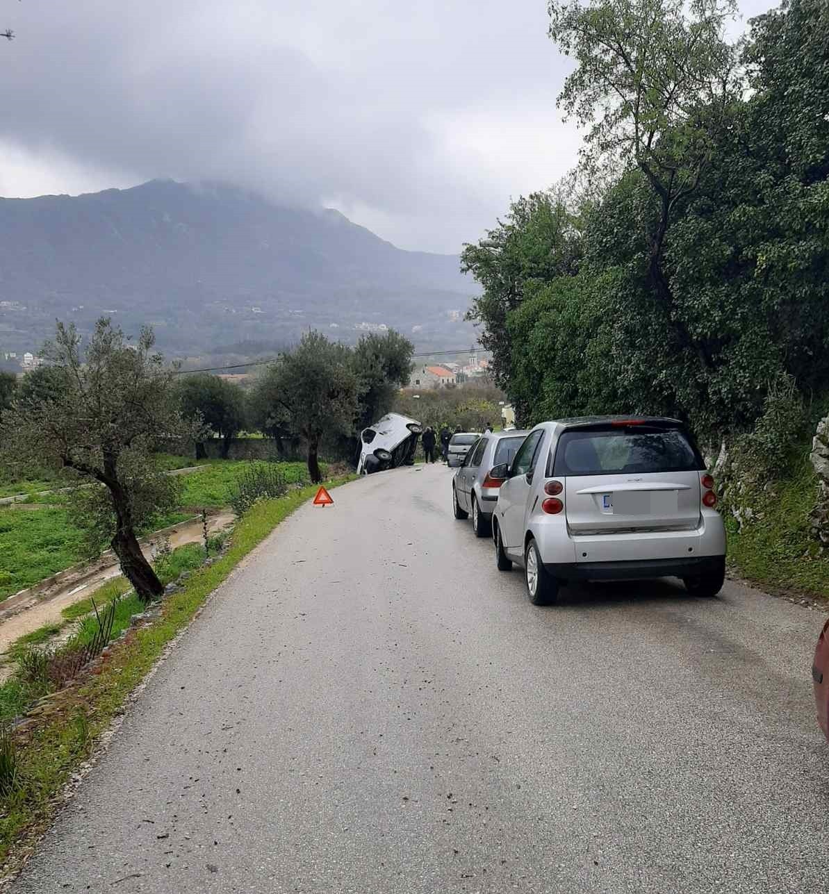 Prometna nesreća u Čelopecima, kombi sletio s ceste (FOTO)